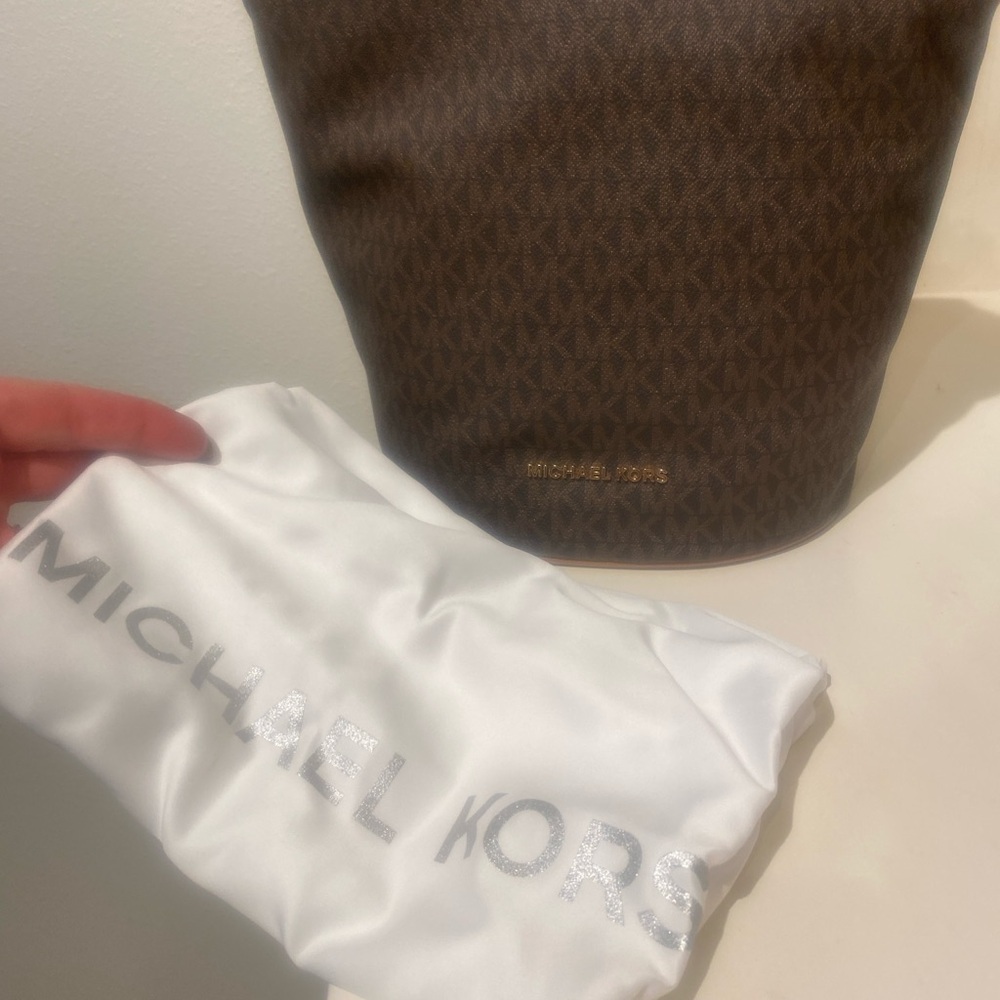 Michael Kors Brooke Medium Logo Bucket Bag Authentic New with Tags & Dust Bag - Picture 10 of 15